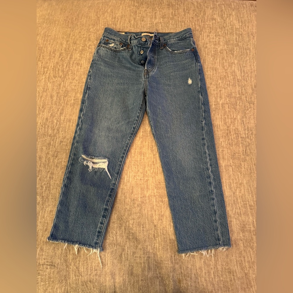Levi’s Premium Wedgie Distressed Jeans 28